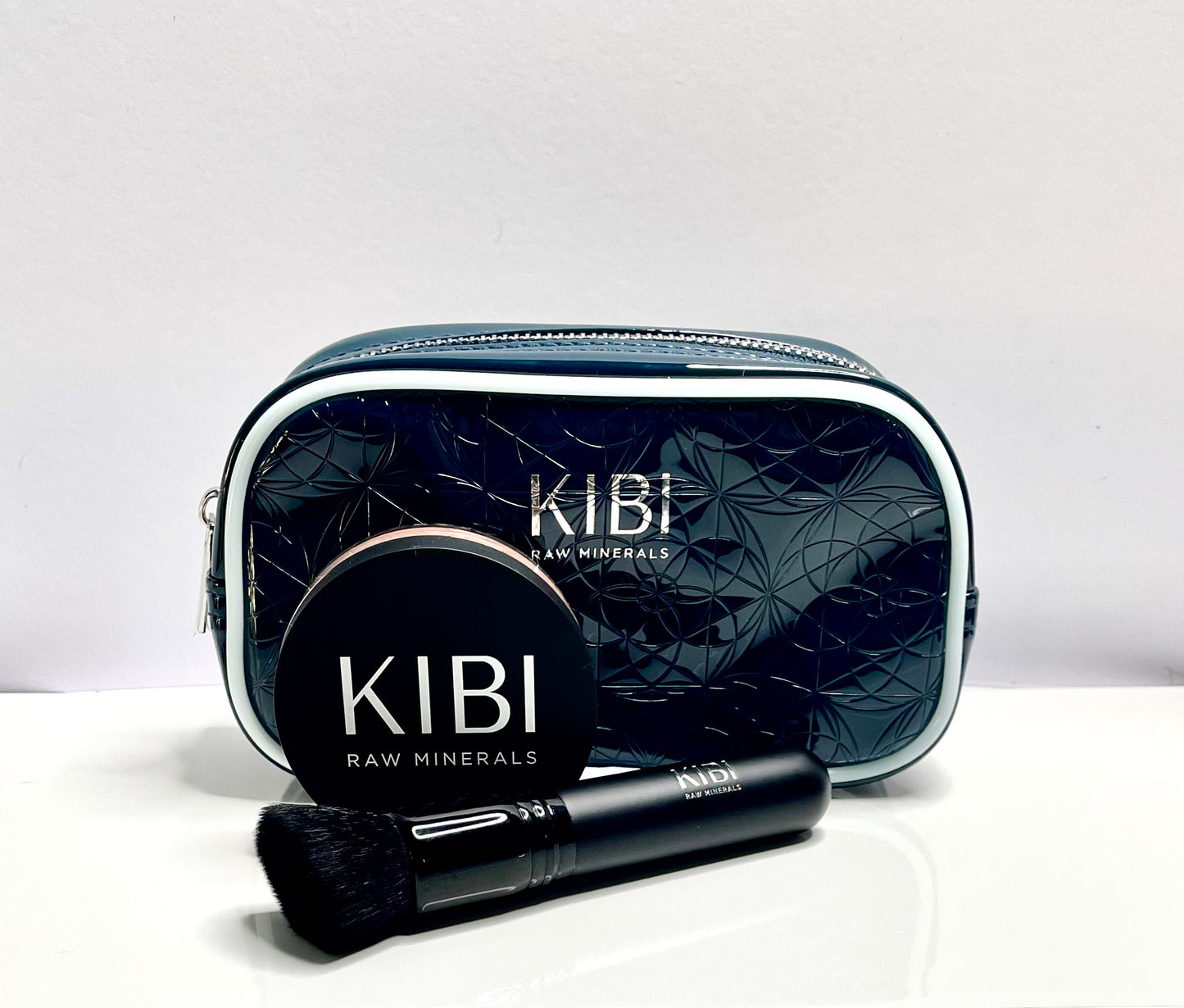 Naturally Flawless Set - Mineral Foundation + Tapered Brush + Makeup Bag